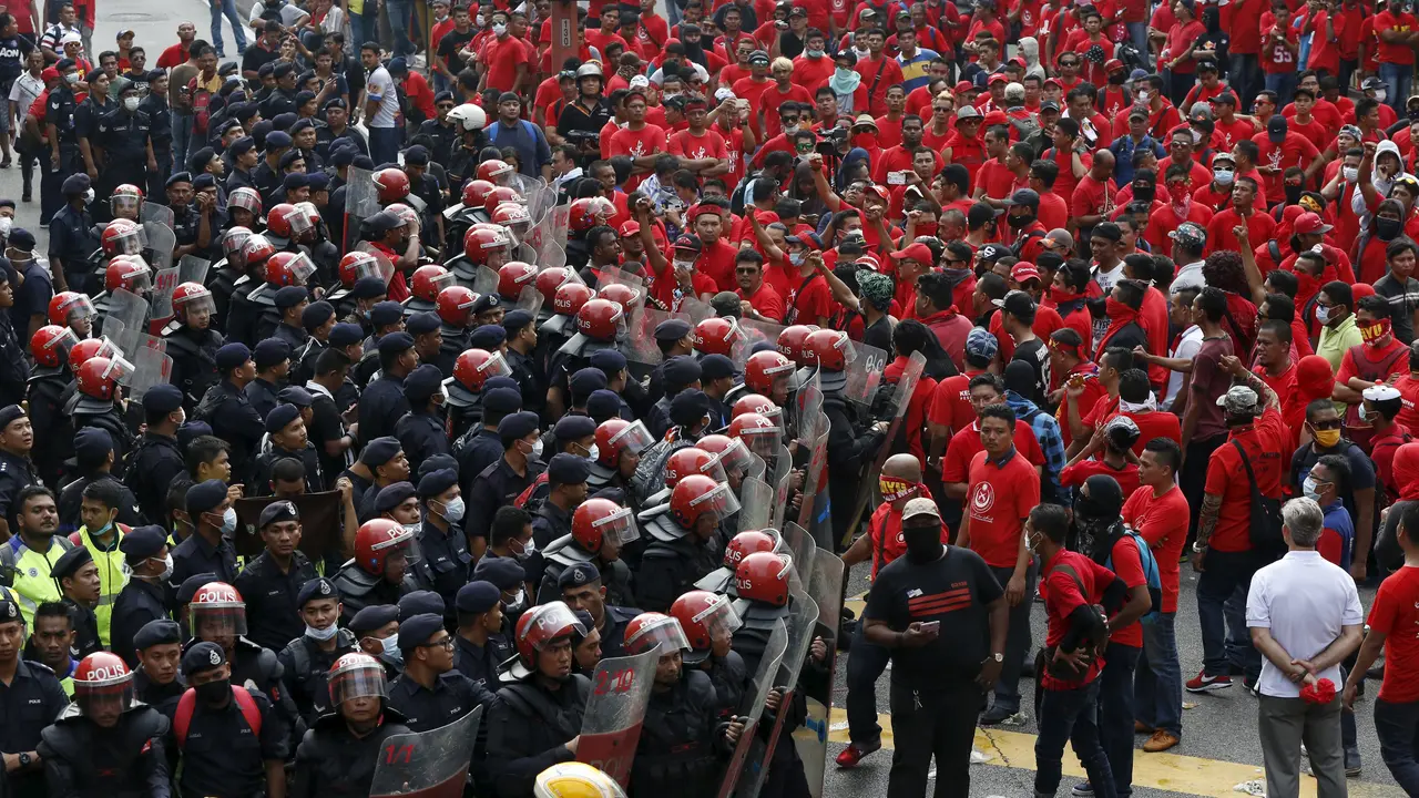 Ribuan Etnis Melayu Anti-Bersih 'Merahkan' Malaysia
