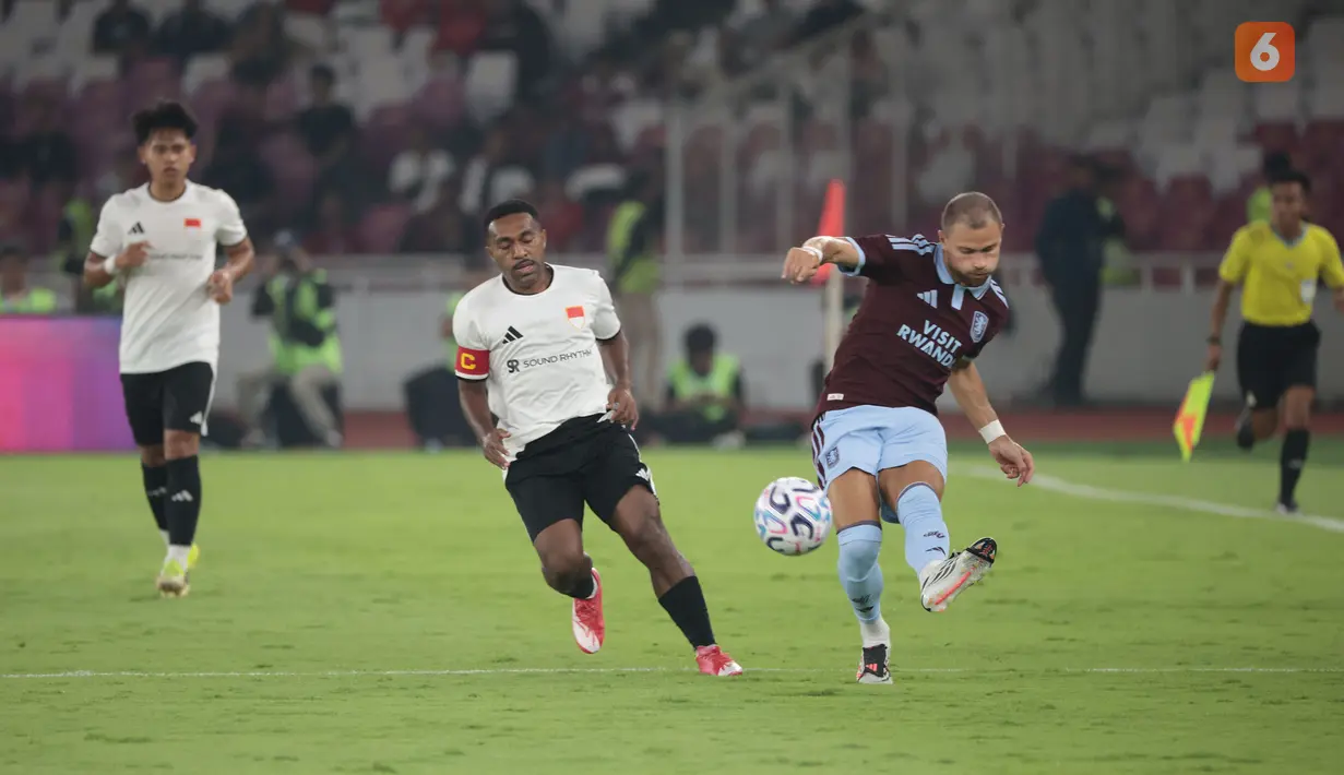 Gelandang Aston Villa berebut bola dengan gelandang Indonesia All Stars pada laga uji coba internasional di Stadion Utama Gelora Bung Karno (SUGBK), Jakarta, Sabtu (1/8/2026). Aston Villa menang 3-1 atas Indonesia All Stars dalam pertandingan yang menjadi bagian dari tur pramusim klub Liga Inggris tersebut di Asia. (KLY/Budy Santoso)