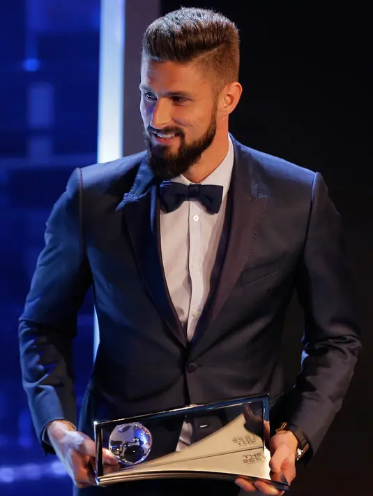 Penyerang Arsenal, Olivier Giroud meraih penghargaan Puskas Award 2017 pada malam penghargaan FIFA di London, Senin (23/10). Gol tendangan kalajengking dicetak Giroud saat Arsenal bertemu Crystal Palace di Liga Primer Inggris.  (AP/Alastair Grant)