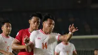 Striker Timnas Indonesia Hokky Carak berudel dengan gelandang Myanmar, Aung Wai Lin dalam laga Grup B Piala AFF 2024 di Thuwunna Stadium, Yangon, Senin (9/12/2024). (Dok. ASEAN United)