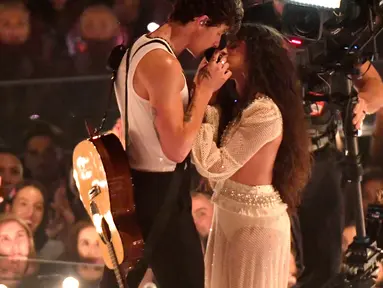 Shawn Mendes dan Camila Cabello saat tampil di atas panggung MTV VMA's 2019 di New Jersey, AS (26/8/2019). Shawn Mendes dan Camila Cabello menyanyikan lagu duet mereka yang fenomenal, "Señorita". (Noam Galai/Getty Images/AFP)