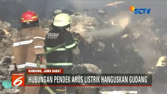 Gudang penyimpanan kapas di Baleendah, Bandung, terbakar. Kuat dugaan kebakaran disebabkan hubungan arus listrik.