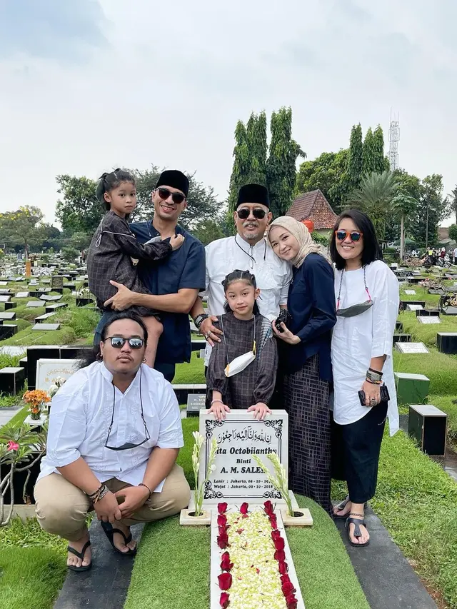 Momen Indro Warkop ziarah  ke makam istri pada Lebaran 2022. (Instagram @indrowarkop_asli)