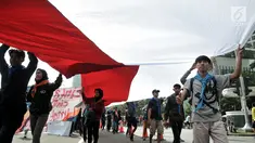 Komunitas Mahasiswa Pecinta Alam (Mapala) se-Jabodetabeka membentangkan bendera Merah Putih raksasa saat memperingati Hari Bumi di CFD Bundaran HI, Jakarta, Minggu (21/4). Aksi ini untuk memperingati Hari Bumi yang jatuh pada 22 April. (merdeka.com/Iqbal Nugroho)