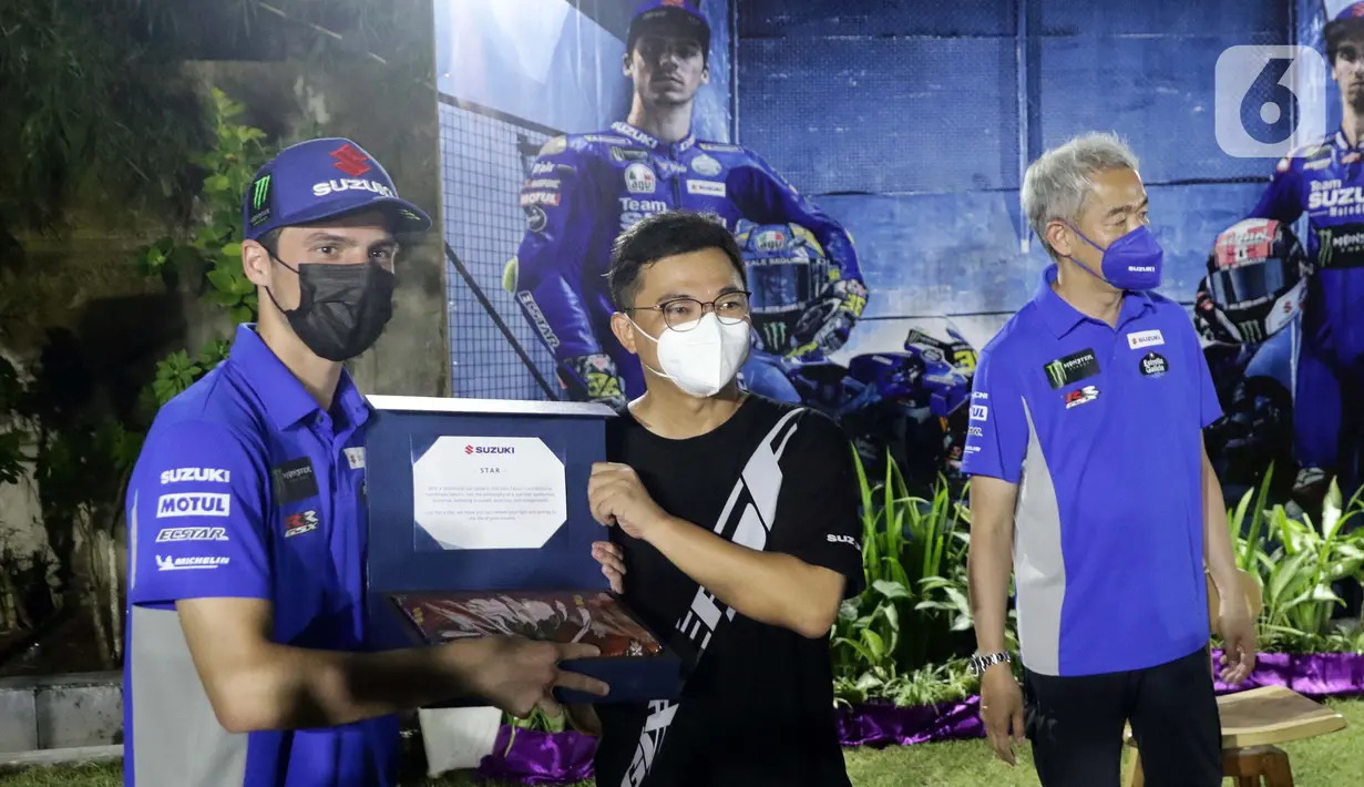Pembalap Suzuki Ecstar, Joan Mir (kiri) menerima suvenir dari GM Strategic Planning PT Suzuki Indomobil Motor, Joshi Prasetya usai Meet and Greet di Kuta Mandalika, Nusa Tenggara Barat, Jumat (18/3/2022). (Liputan6.com/Helmi Fithriansyah)