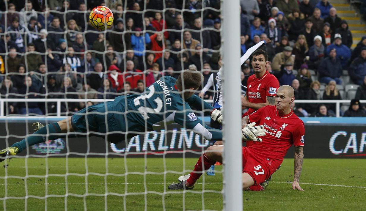 Pemain Liverpool, Martin Skrtel melakukan gol bunuh diri ke gawangnya sendiri saat melawan Newcastle United dalam laga Liga Inggris di Stadion St. James Park, Newcastle, Inggris, Minggu (6/12/2015). (Reuters/Andrew Yates)