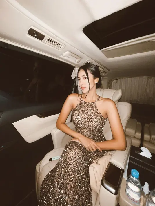<p>Sering menggunakan dress dengan detail sparkle, pilihan gaun malam Anya bisa jadi inspirasimu. Bila tidak percaya diri menggunakan tube top atau tali tipis, kamu bisa pilih dress model halter seperti gaun Anya yang satu ini. [Instagram/anyageraldine]</p>