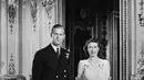 Putri Elizabeth (calon Ratu Elizabeth II) dan tunangannya Philip Mountbatten (calon Duke of Edinburgh) berpose di Istana Buckingham di London saat hari pertunangan mereka secara resmi diumumkan pada 9 Juli 1947. (AFP)
