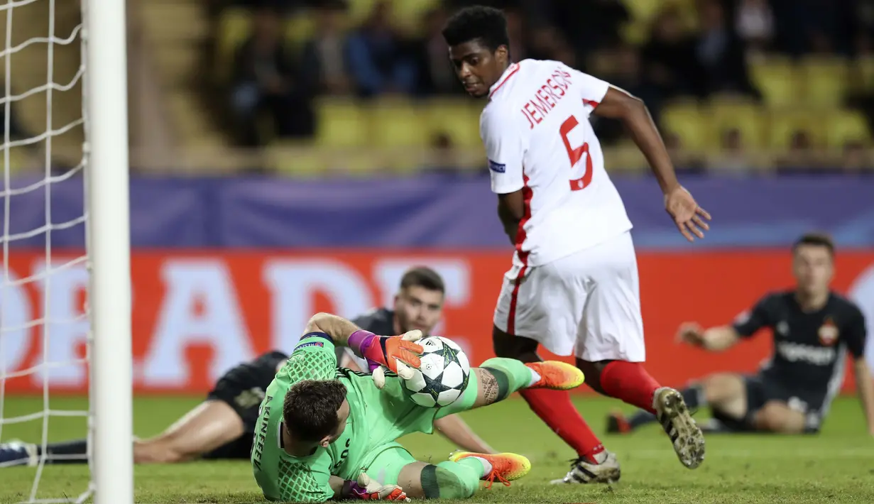 Kiper CSKA Moscow, Igor Akinfeev (kiri) mengamankan bola sepakan pemain AS Monaco, Jemerson pada laga grup E Liga Champions di Louis II Stadium, Monaco (2/11/2016). Monaco menang 3-0. (AFP/Valery Hache)