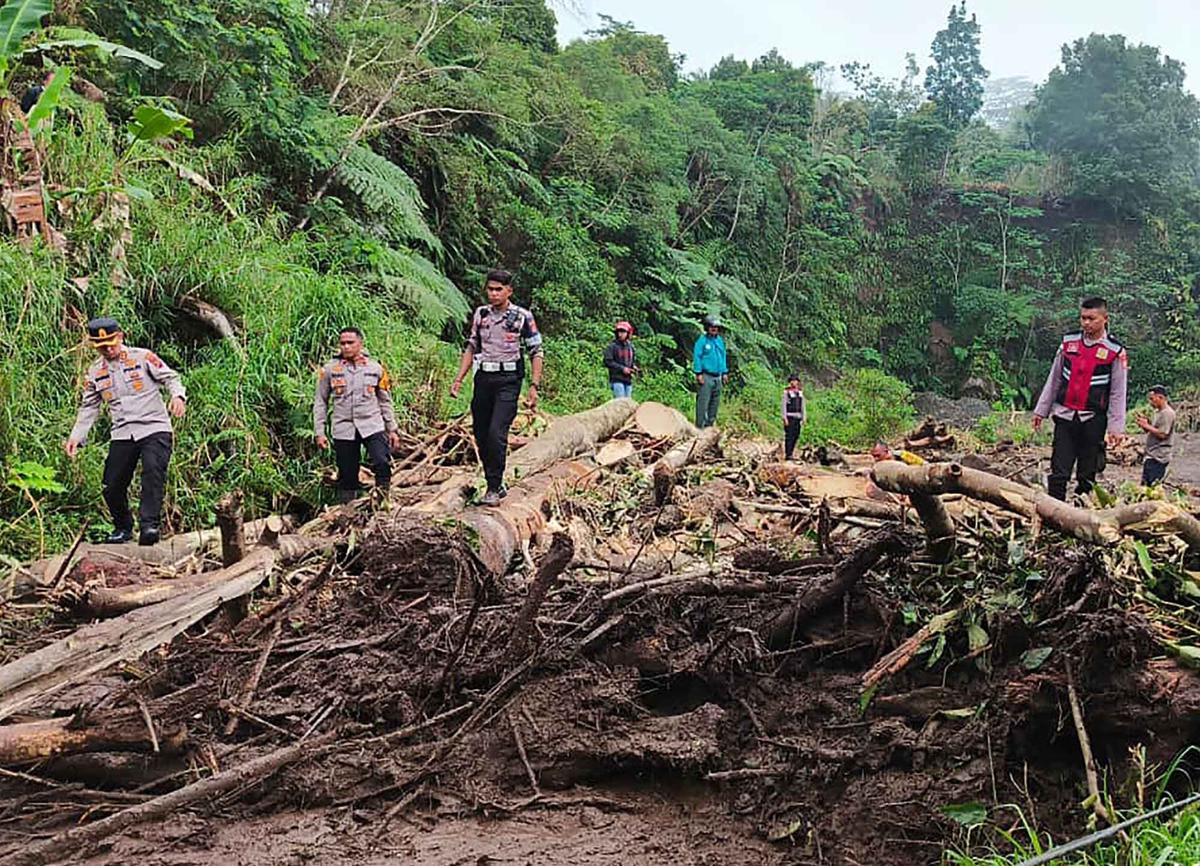 FOTO: Banjir Bandang Mauponggo: 6 Tewas, 4 Hilang, Puluhan Warga Mengungsi