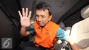Gubernur Sumut Gatot Pujo Nugroho usai diperiksa KPK, Jakarta, Rabu (5/8/2105). Gatot dan Evy menjalani pemeriksaan perdana usai menjadi tahanan KPK sebagai saksi untuk tersangka OC Kaligis dalam kasus suap hakim PTUN Medan. (Liputan6.com/Helmi Afandi)