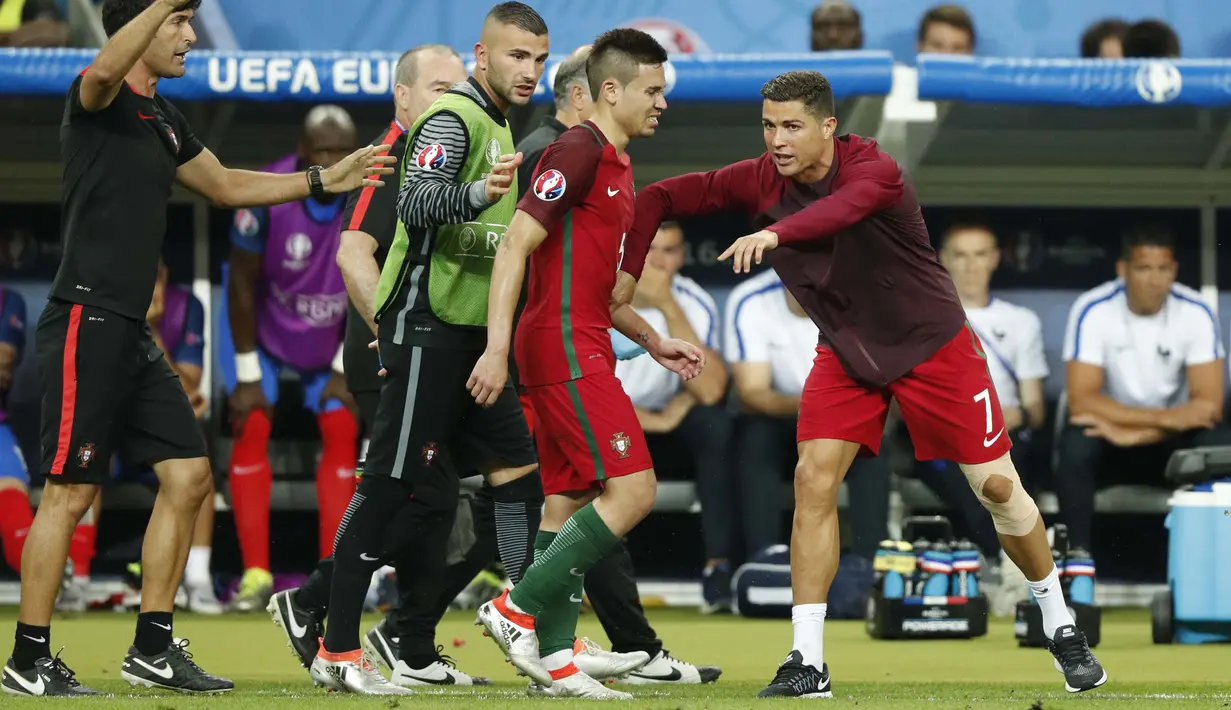 Cristiano Ronaldo mengarahkan pemain Portugal, Cedric untuk memasuki lapangan pada Final Piala Eropa 2016 di Stade de France, Saint-Denis, Paris,(11/7/2016) dini hari WIB.  (REUTERS/John Sibley)
