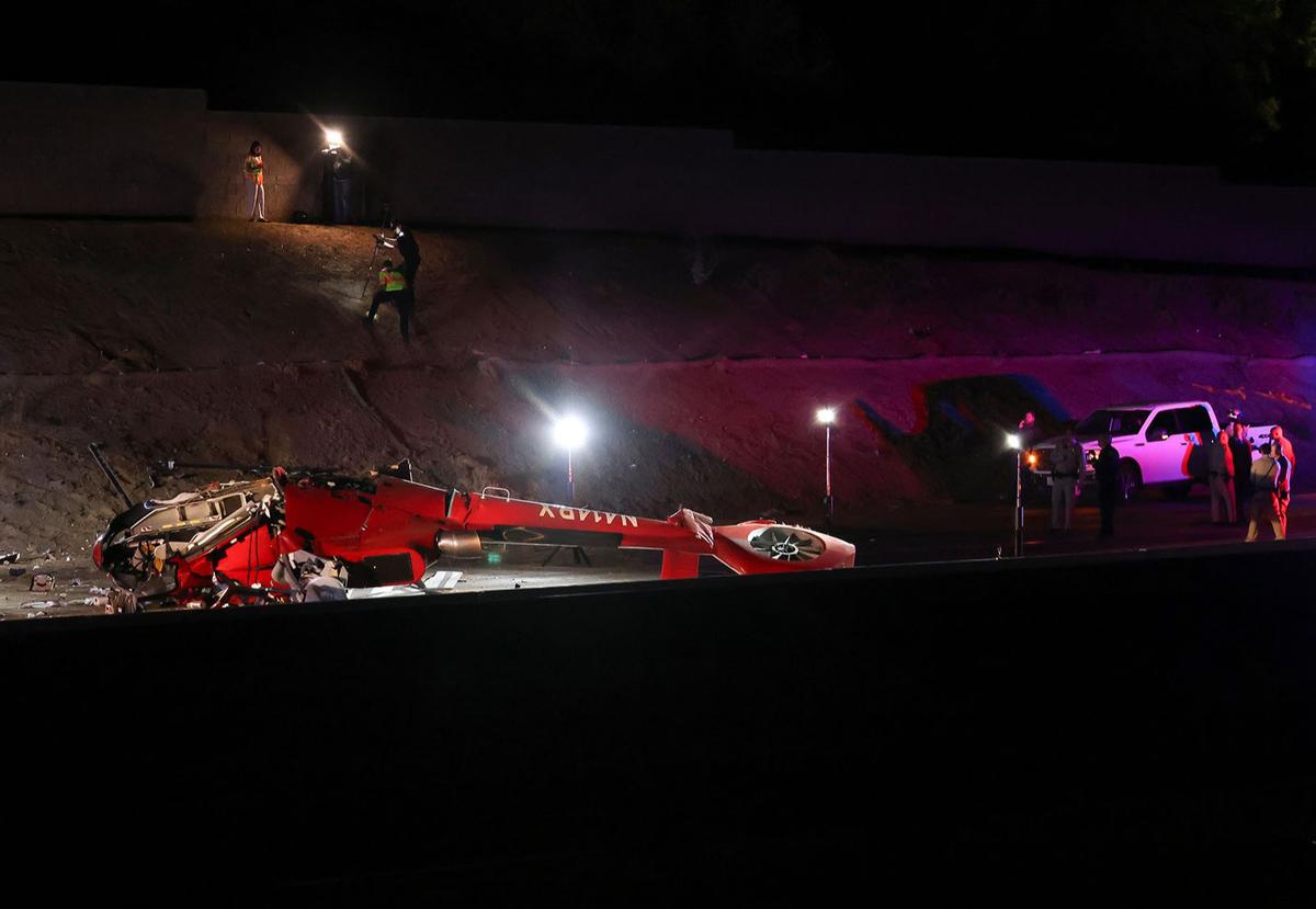 FOTO: Helikopter Jatuh di Jalan Tol, Tiga Kru Luka Parah