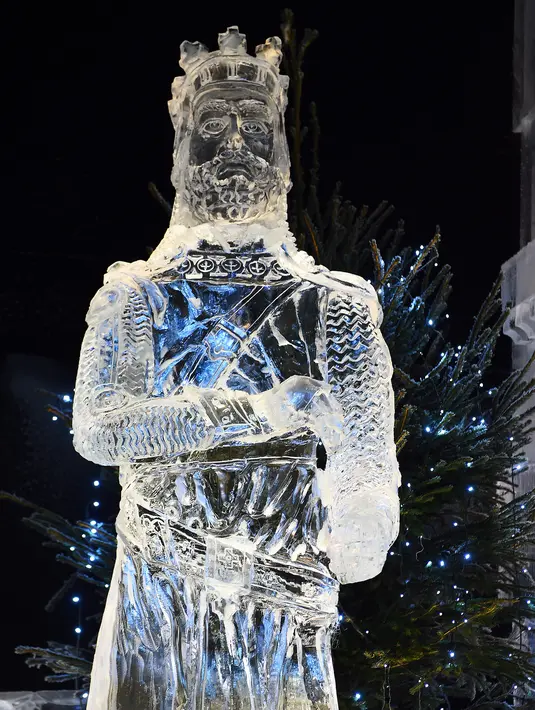 Sebuah patung es  menyerupai seorang raja terlihat sebelum melangsungkan pameran bertema "The Ice Adventure: A Journey Through Frozen Scotland" di Edinburgh, Skotlandia (14/11). (AFP Photo/Andy Buchanan)