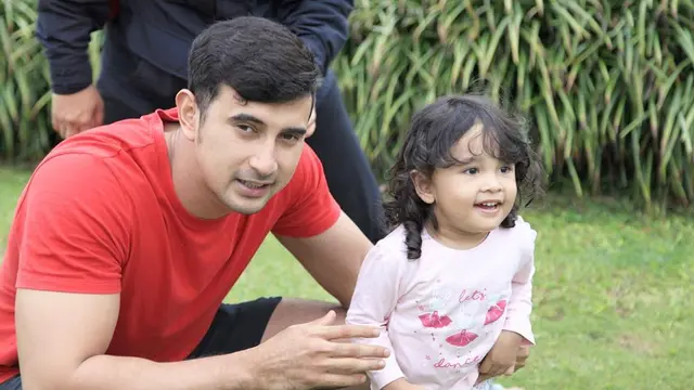6 Potret Ali Syakieb Momong Ponakan, Bikin Gemas