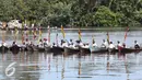 Para nelayan berpartisipasi saat puncak Hari Lingkungan Hidup Sedunia Tingkat Nasional 2016 di Sungai Siak, Riau, Jumat (22/7). Sebanyak 100.000 ekor Ikan Patin dilepas pada puncak Hari Lingkungan Hidup Nasional 2016. (Liputan6.com/Faizal Fanani)