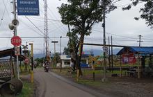 Pemkab Jember Tak Mampu Gaji Honorer, Warga Swadaya Gaji Petugas Perlintasan Kereta
