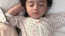Sebagai orang tua, Ali Syakieb dan Margin kerap kali mengunggah foto terbaru Guzel yang selalu menggemaskan. Seperti foto yang sedang asik tertidur ini [Instagram/guzelimalisyakieb]