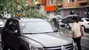 Para pejalan kaki melewati dahan pohon yang patah akibat hujan badai akibat Topan Haishen di Changchun, Provinsi Jilin, China, 8 September 2020. Hujan deras melanda sebagian besar wilayah Kota Changchun sejak Senin malam waktu setempat hingga Selasa yang dipicu Topan Haishen. (Xinhua/Xu Chang)