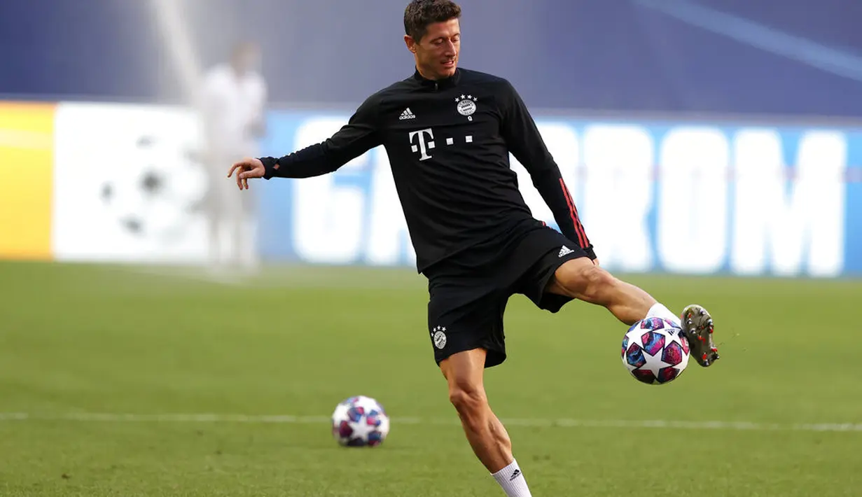 Penyerang Bayern Munchen, Robert Lewandowski mengontrol bola saat mengikuti sesi latihan di stadion Da Luz, Lisbon, Portugal (13/8/2020). Bayern Munchen akan bertanding melawan Barcelona pada perempat final Liga Champions di Estadio da Luz. (Rafael Marchante/Pool via AP)