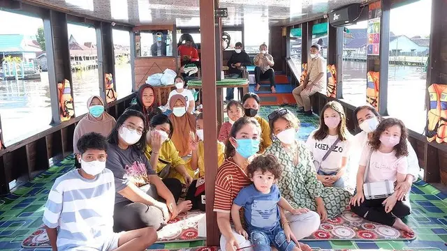 Kumpul Keluarga Mantan Suami, Ini 7 Momen Ussy Sulistyawati Liburan di Kalimantan