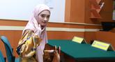 Usai memutuskan melepas cadar, mantan personel girlband Bexxa ini tampil menawan mengenakan hijab. Ibu tiga anak ini sebelumnya menghebohkan publik usai mengabarkan suaminya, Virgoun melakukan perselingkuhan. (Dream.com/Deki Prayoga)