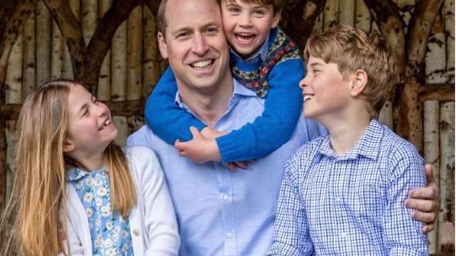 Pangeran William Foto Baremg Ketiga Anaknya dengan Pakaian Biru di Hari Ayah Sedunia