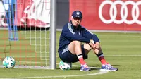 Pelatih Bayern Munchen, Carlo Ancelotti, tampak duduk santai saat memimpin latihan perdana di Munchen, Rabu (12/7/2017). (EPA/Lukas Barth)