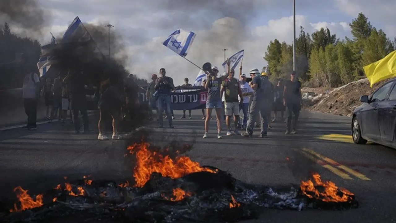 Demonstran Israel memblokir jalan saat aksi di dekat Yerusalem Minggu (17/8/2025), menuntut pembebasan sandera Hamas dan menolak keputusan pemerintah mengambil alih Kota Gaza.