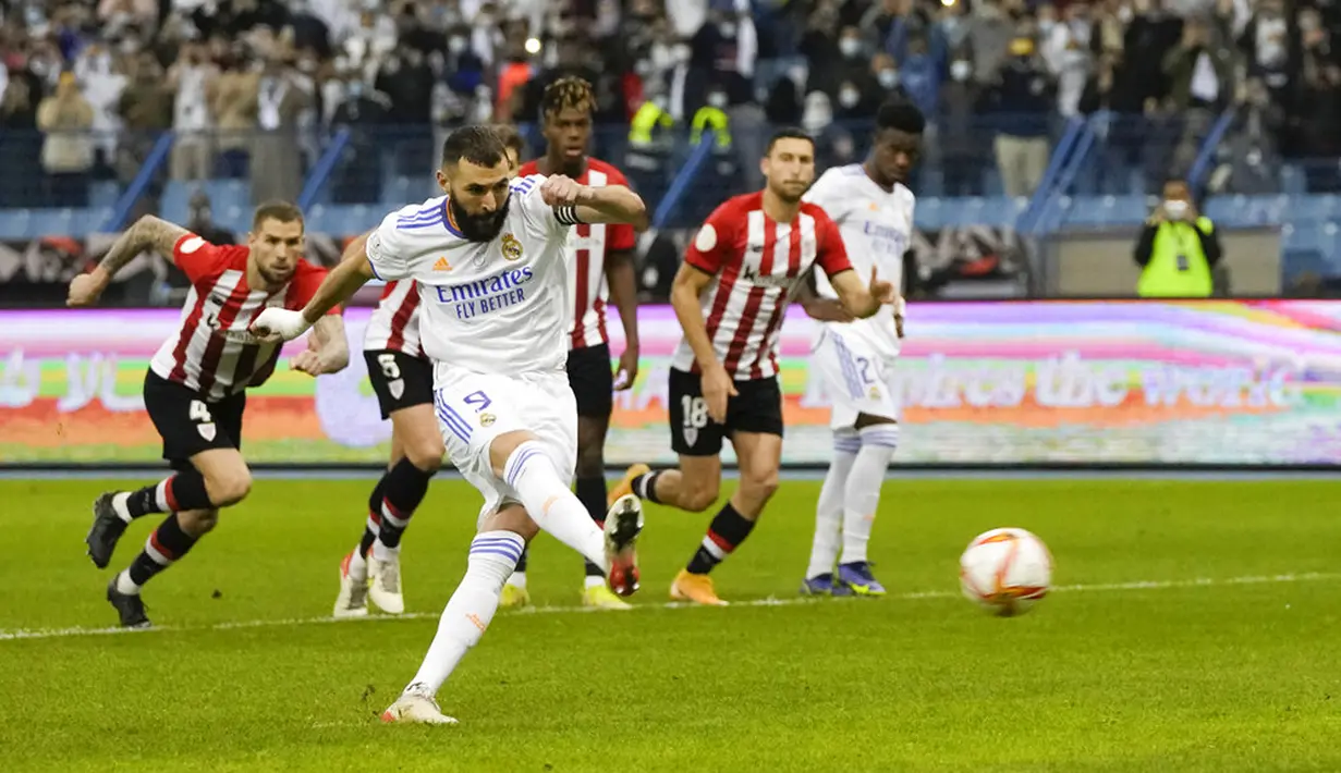 Pemain Real Madrid Karim Benzema mencetak gol ke gawang Athletic Bilbao dari tendangan penalti pada pertandingan sepak bola final Piala Super Spanyol di Stadion King Fahd, Riyadh, Arab Saudi, 16 Januari 2022. Real Madrid menang 2-0. (AP Photo/Hassan Ammar)