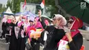 Massa yang tergabung dalam Presidium Perempuan Indonesia membawa bendera Merah Putih saat menggelar aksi damai di depan Istana Negara, Jakarta, Kamis (16/5/2019). Massa menuntut Presiden Joko Widodo mengambil sikap atas dugaan kecurangan dalam Pemilu 2019. (Liputan6.com/Immanuel Antonius)