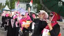 Massa yang tergabung dalam Presidium Perempuan Indonesia membawa bendera Merah Putih saat menggelar aksi damai di depan Istana Negara, Jakarta, Kamis (16/5/2019). Massa menuntut Presiden Joko Widodo mengambil sikap atas dugaan kecurangan dalam Pemilu 2019. (Liputan6.com/Immanuel Antonius)