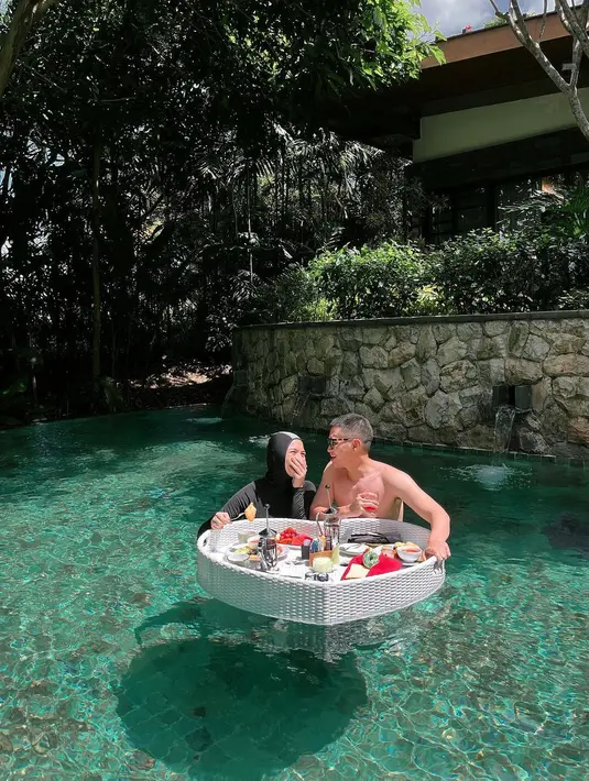 Potret menggemaskan lainnya dari Citra Kirana dan Rezky Aditya saat berenang. Sarapan sambil berenang berdua di kolam renang memperlihatkan aura power couple keduanya. Foto: Instagram.