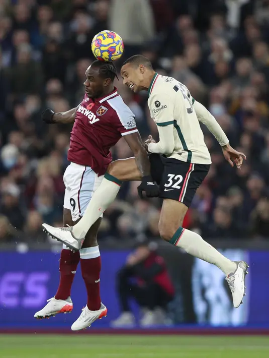 Bek Liverpool, Joel Matip berebut bola udara dengan pemain West Ham United, Michail Antonio pada pertandingan lanjutan Liga Inggris di stadion London (8/11/2021). West Ham United menyamai torehan poin dari Man City yaitu 23 poin. (AP Photo/Ian Walton)