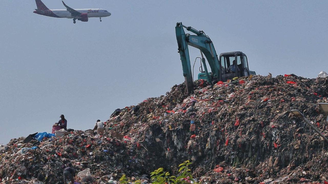 Aktivitas alat berat yang sedang melakukan pengerukan sampah di TPA Rawa Kucing, Kota Tangerang, Banten, Rabu (27/9/2023).