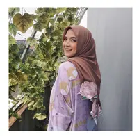 Andhara Early belakangan memang jarang terlihat di layar kaca, dan baru-baru ini ia muncul dengan penampilan baru. Andhara Early kini tampil anggun dengan hijabnya. (Instagram/andharaearly)