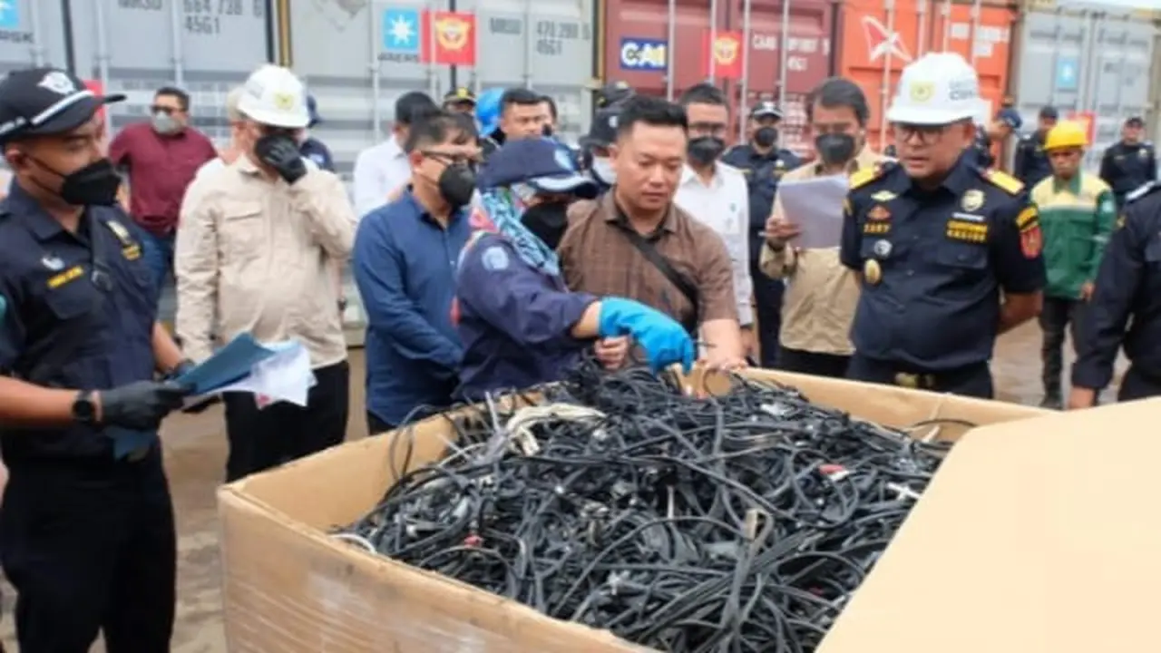 Limbah elektronik di Batam kiriman dari Amerika. (Liputan6.com/Ajang Nurdin)