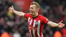 Selebrasi pemain Southampton James Ward-Prowse usai mencetak gol ke gawang Tottenham Hotspur dalam lanjutan Liga Inggris pekan ke-30 di St Mary's Stadium, Southampton, Sabtu (9/3). Southampton hajar Tottenham 2-1. (Olly Greenwood/AFP)