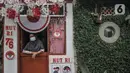 Aktivitas warga di "Kampung Merdeka" RW 04 Kelurahan Kebon Melati, Tanah Abang, Jakarta, Rabu (11/8/2021). Warga setempat menyulap permukiman padat yang berada di antara gedung bertingkat itu menjadi "Kampung Merdeka". (merdeka.com/Iqbal S Nugroho)