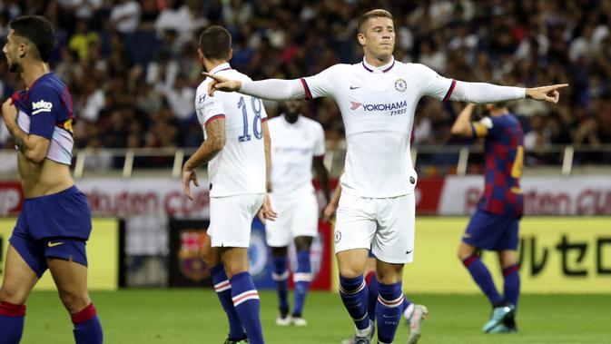 Gelandang Chelsea, Ross Barkley berselebrasi usai mencetak gol ke gawang Barcelona pada laga perdana pramusim di Saitama Stadium 2002, Saitama, Selasa (23/7/2019). Chelsea menang tipis 2-1 atas Barcelona. (AP Photo/Eugene Hoshiko)