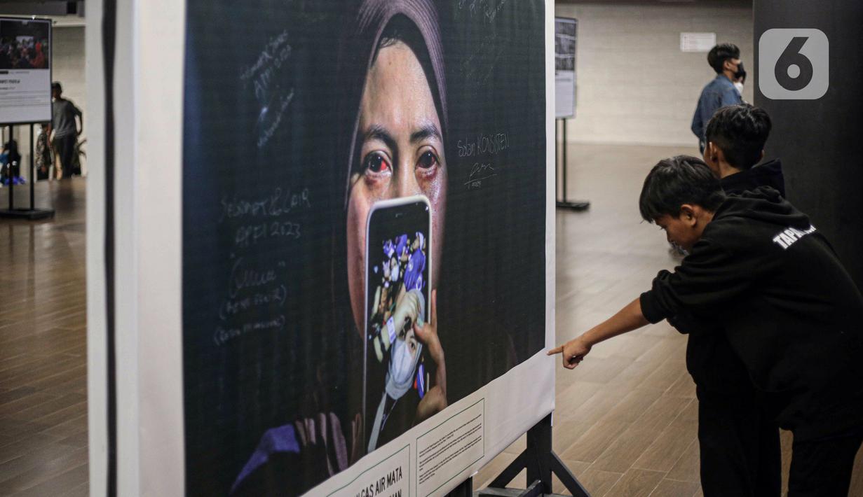 Di antaranya para mahasiswa yang tergabung dalam unit kegiatan mahasiswa fotografi berbagai kampus di Surabaya. (Liputan6.com/Faizal Fanani)