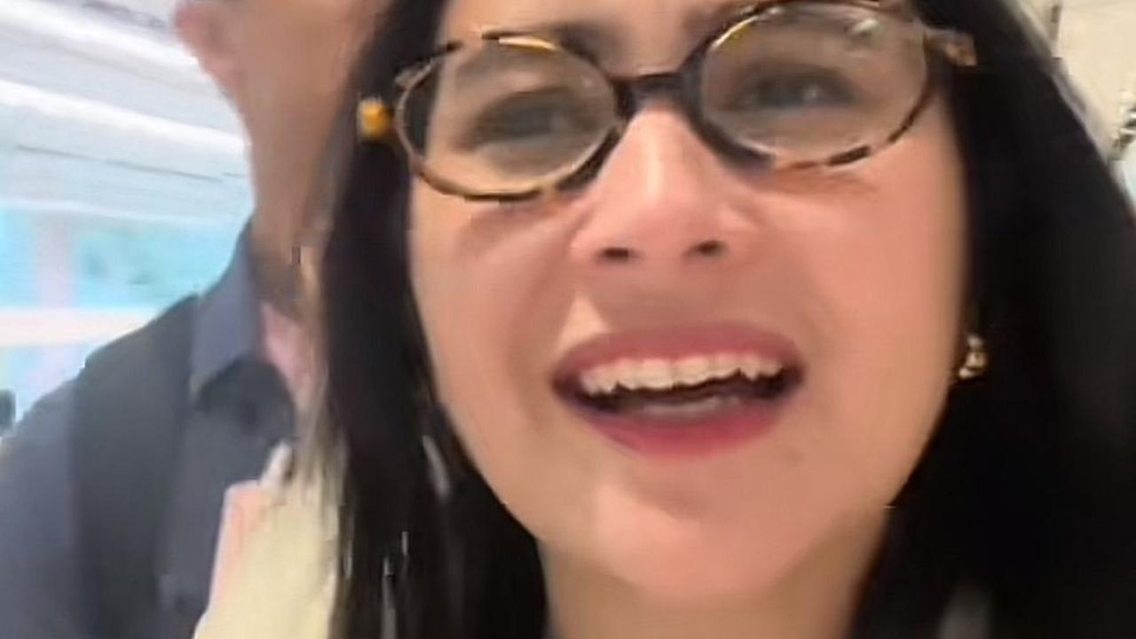 Keseruan Prilly dan Omara Saat Liburan, Rebutan Bawa Tas yang Bikin Gemas