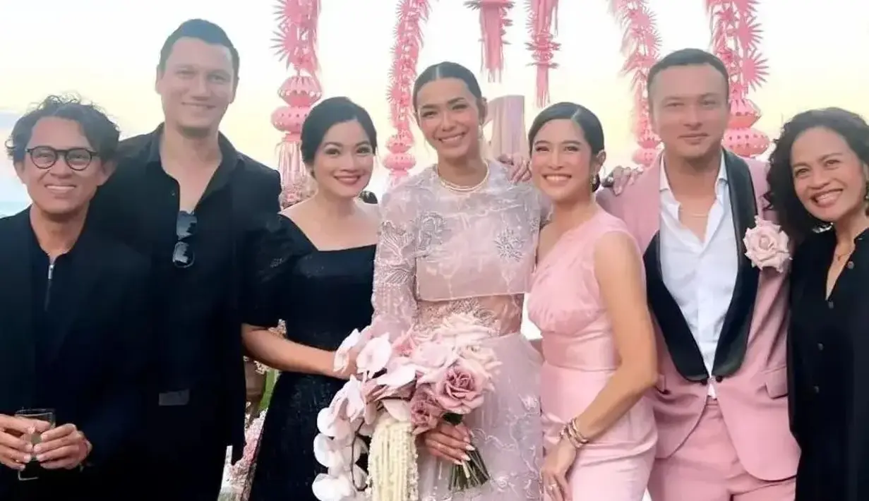 Dian Sastro dan Nicolas Saputra kompak mengenakan outfit serba pink. Dian Sastro cantik dibalut dress asimetris, mendampingi Adinia dan menjadi maid of honor sambil memberikan sambutan haru untuk sang sahabat di acara resepsi. Foto: Instagram.