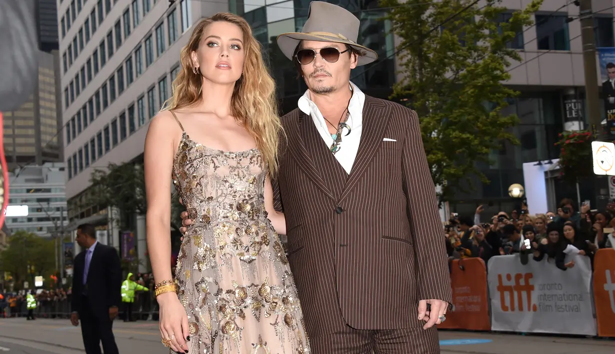 Pasangan seleb, Johnny Depp dan Amber Heard saat menghadiri premier film 'The Danish Girl' di Toronto International Film Festival 2015 di Kanada pada 12 September. Amber Heard mengajukan gugatan cerai dua hari setelah sang ibu mertua meninggal dunia (AFP)