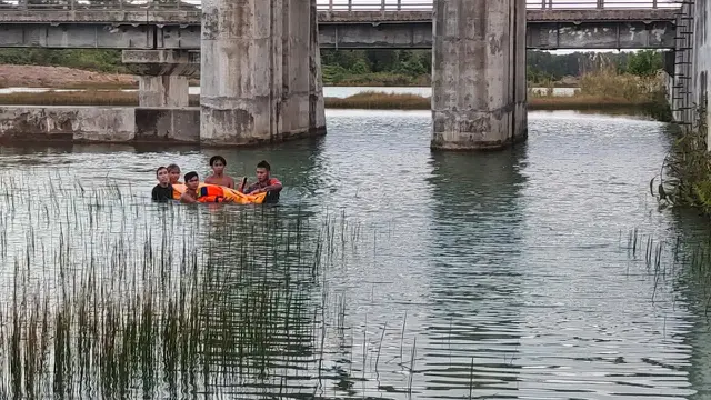 Proses pencarian jenazah korban di Waduk Balikpapan.
