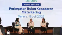 DR Dr. Tri Rahayu, SpM(K), FIACLE, Dokter Spesialis Mata dan Ketua Contact Lens Service JEC Hospitals and Clinics (tengah), dan Dr. Nina Asrini Noor, SpM, Dokter Spesialis Mata dan Ketua Dry Eye Service JEC Eye Hospitals and Clinics (kanan) pada saat sesi media Peringatan Bulan Kesadaran Mata Kering (7/18). Memperingati Bulan Kesadaran Mata Kering (berlangsung sepanjang Juli 2023), JEC Eye Hospitals and Clinics memperkenalkan kembali layanan terpadu unggulannya, yang khusus menangani mata kering: JEC Dry Eye Service.