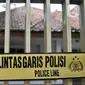 Garis polisi terpasang di pagar sebuah rumah yang dijadikan klinik aborsi ilegal di Jalan Paseban Raya, Jakarta, Minggu (16/2/2020). Polda Metro Jaya membongkar praktik klinik aborsi ilegal yang sudah beroperasi sejak 2018 silam pada Jumat, 14 Februari 2020. (merdeka.com/Iqbal S Nugroho)