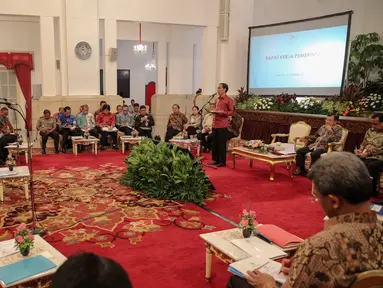 Presiden Joko Widodo menggelar Raker Pemerintah Tahun 2015 bersama Gubernur dan Bupati/Walikota di Istana Negara, Jakarta, Rabu (21/10/2015). Raker membahas Pilkada Langsung 2015, serapan anggaran di daerah dan dana desa. (Liputan6.com/Faizal Fanani)