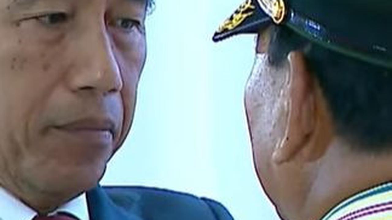 VIDEO: Momen Jokowi Beri Bintang Empat TNI, Berulang Kali Tepuk Pundak Prabowo