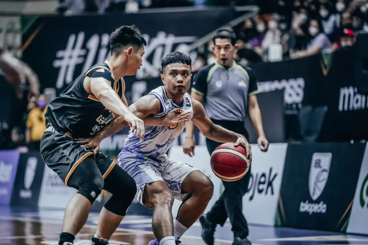 Aksi Yudha Saputera saat Prawira melawan Dewa United di play-off IBL